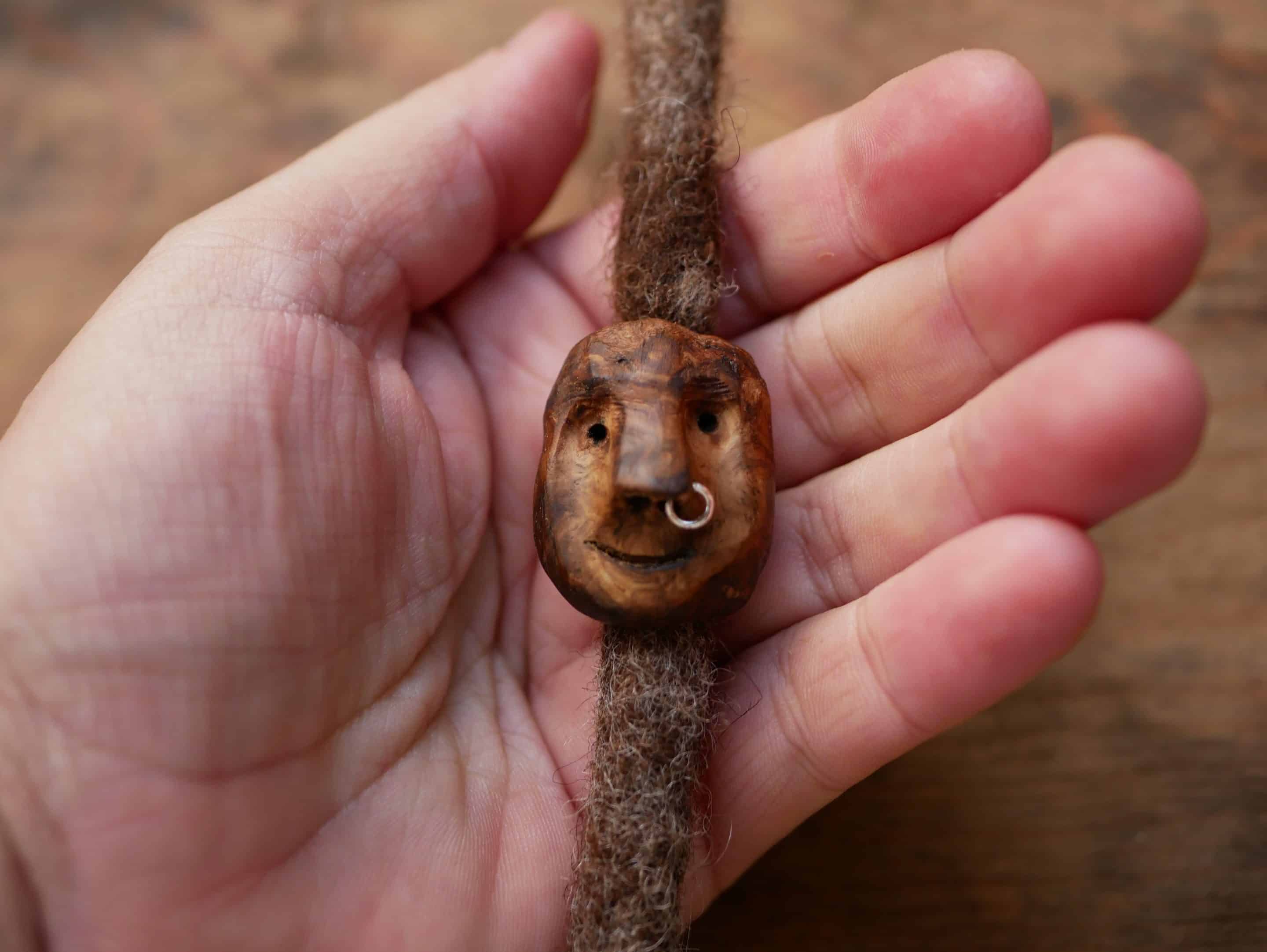 Dreadwichtel aus Baumperle mit Nasenpiercing