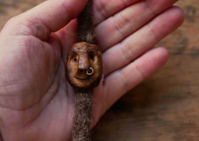Dreadwichtel aus Baumperle mit Nasenpiercing