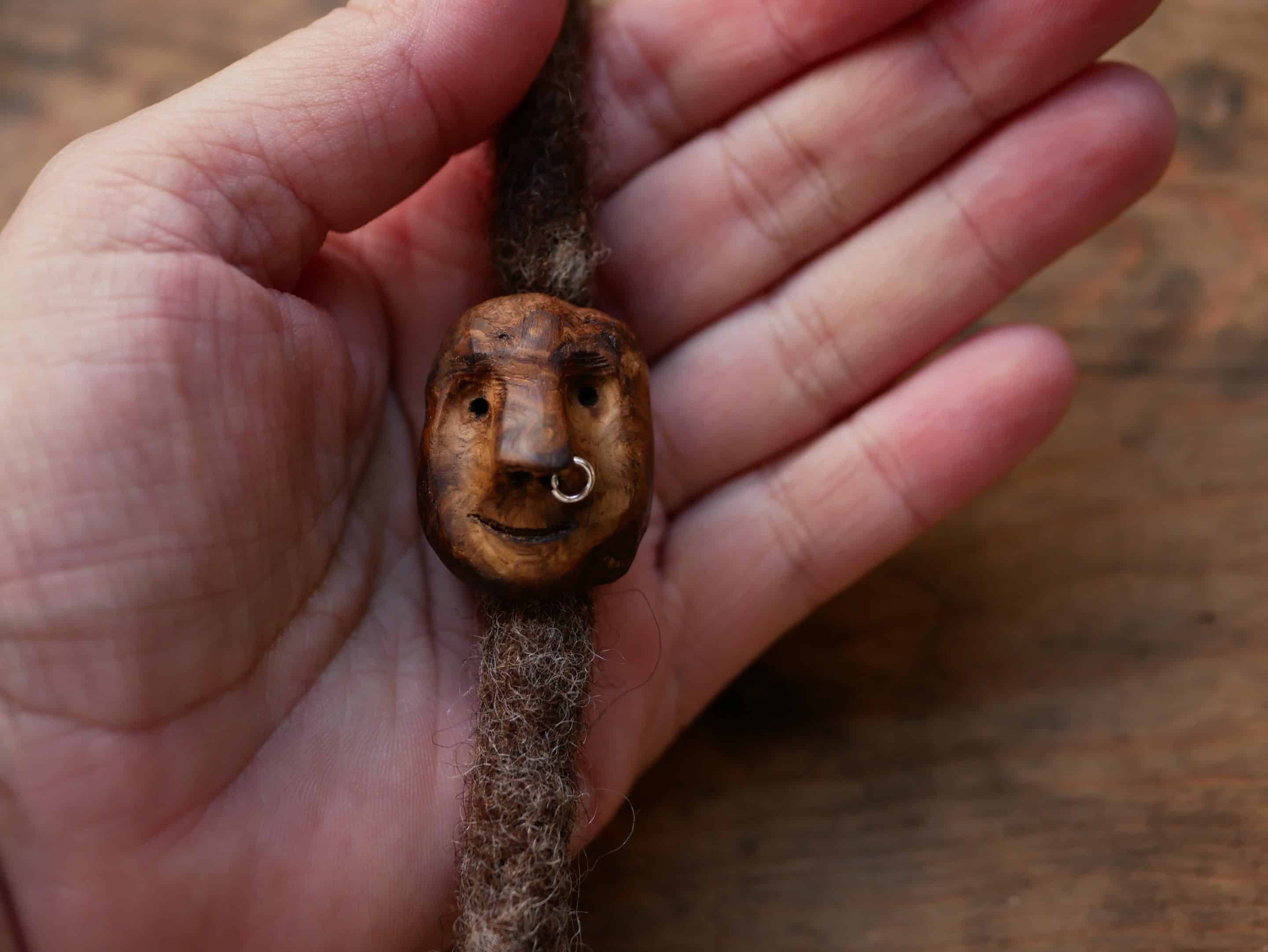 Dreadwichtel aus Baumperle mit Nasenpiercing