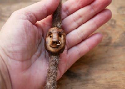 Dreadwichtel aus Baumperle mit Nasenpiercing