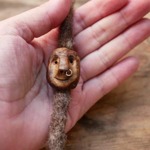 Dreadwichtel aus Baumperle mit Nasenpiercing