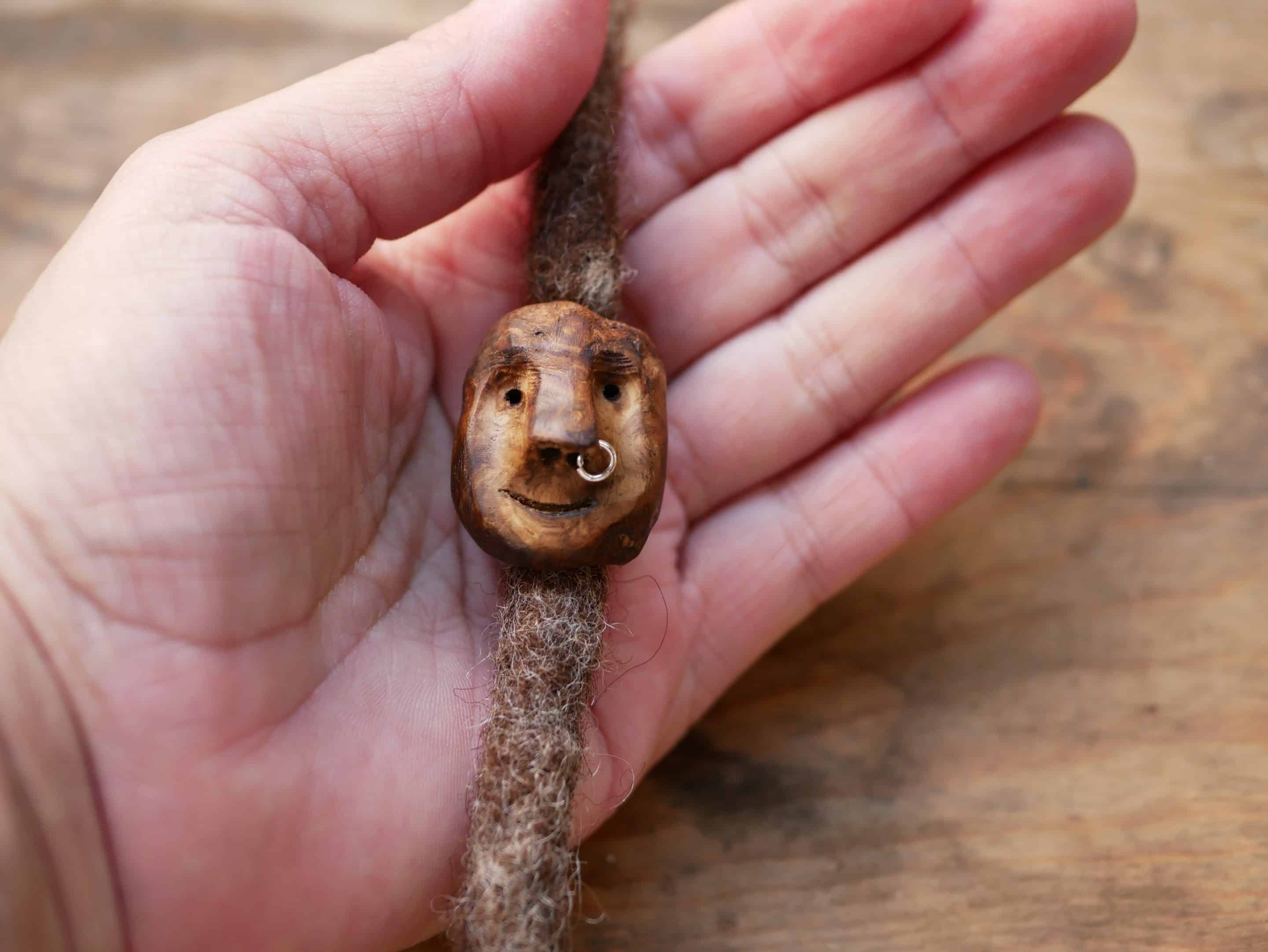 Dreadwichtel aus Baumperle mit Nasenpiercing
