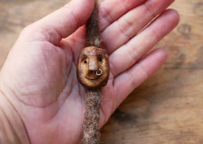 Dreadwichtel aus Baumperle mit Nasenpiercing