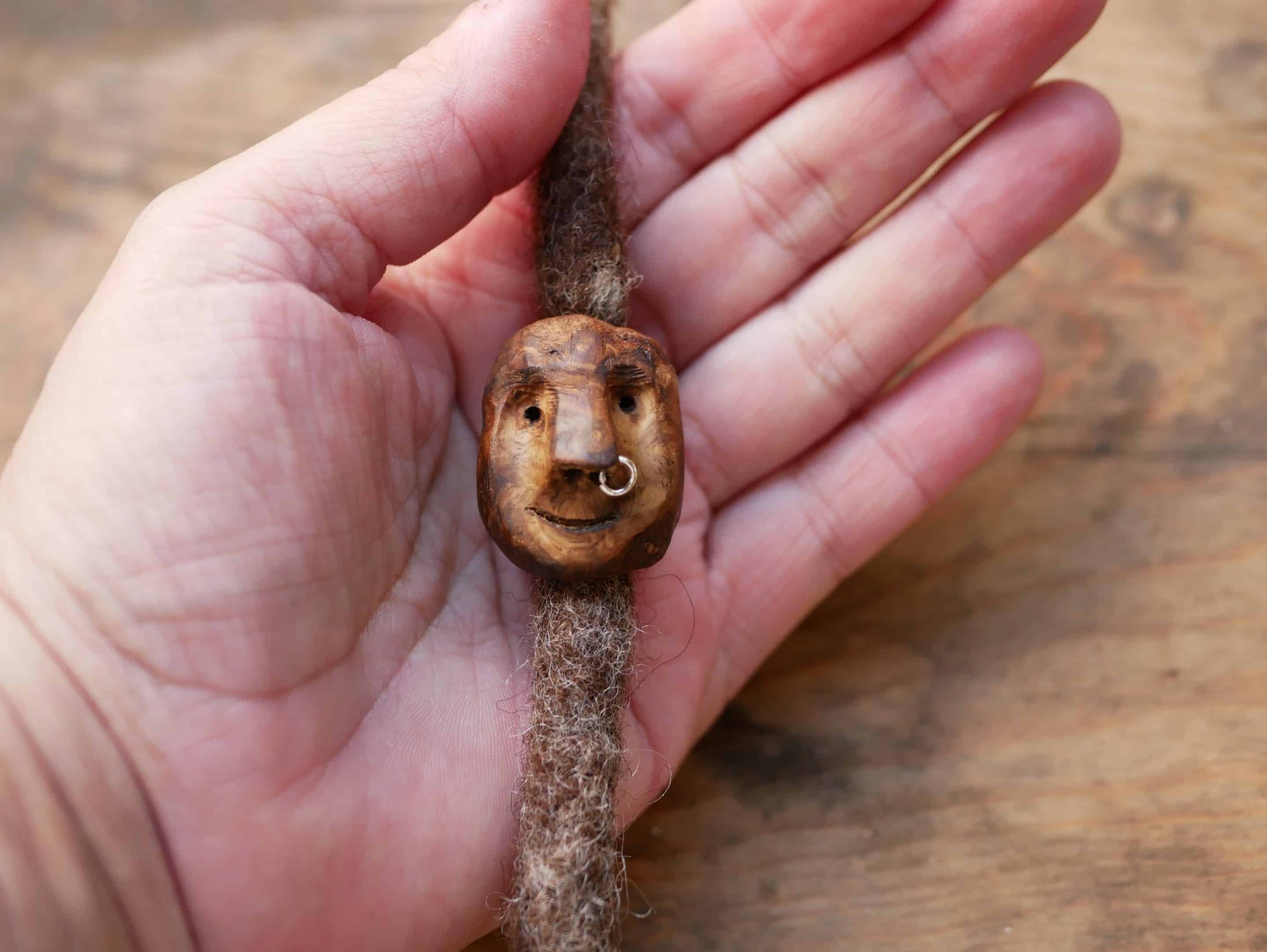 Dreadwichtel aus Baumperle mit Nasenpiercing