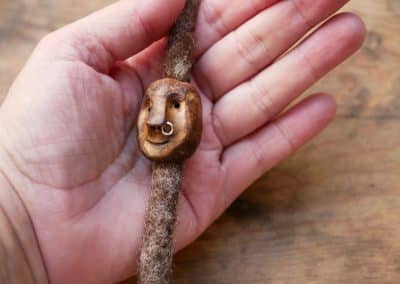 Dreadwichtel aus Baumperle mit Nasenpiercing