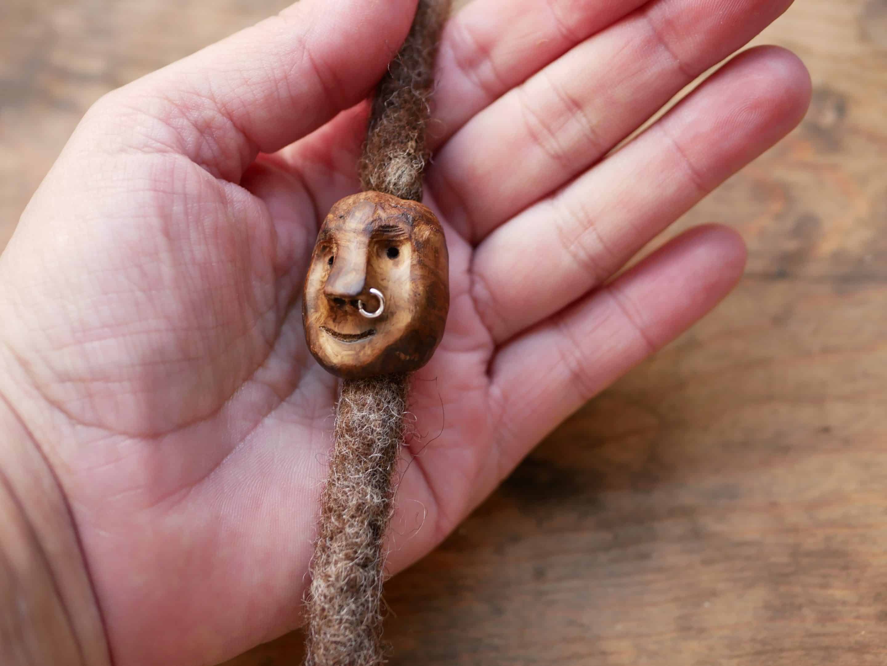 Dreadwichtel aus Baumperle mit Nasenpiercing