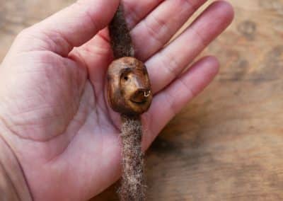Dreadwichtel aus Baumperle mit Nasenpiercing