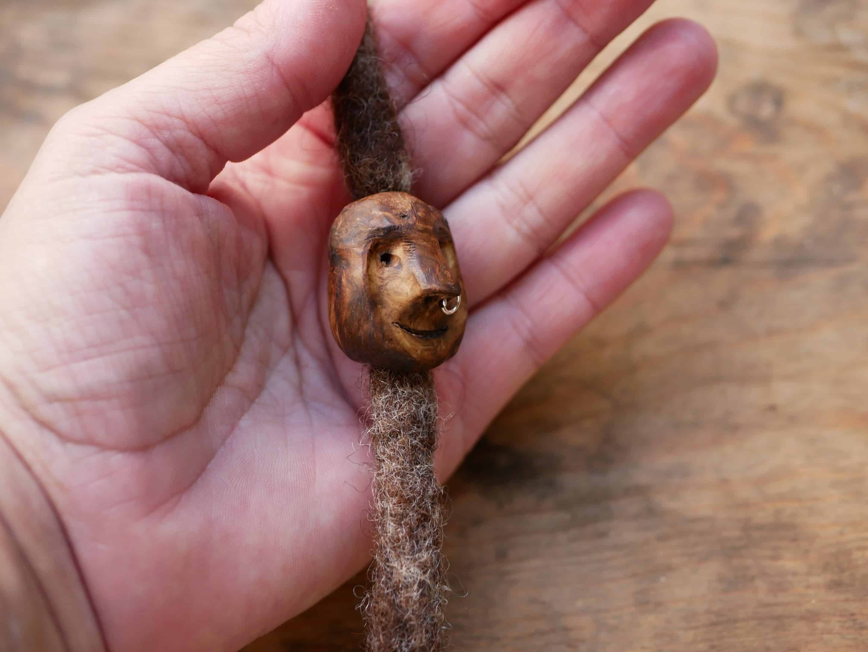 Dreadwichtel aus Baumperle mit Nasenpiercing