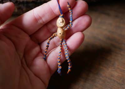 Schutzwichtel aus Baumperlen und Makramee