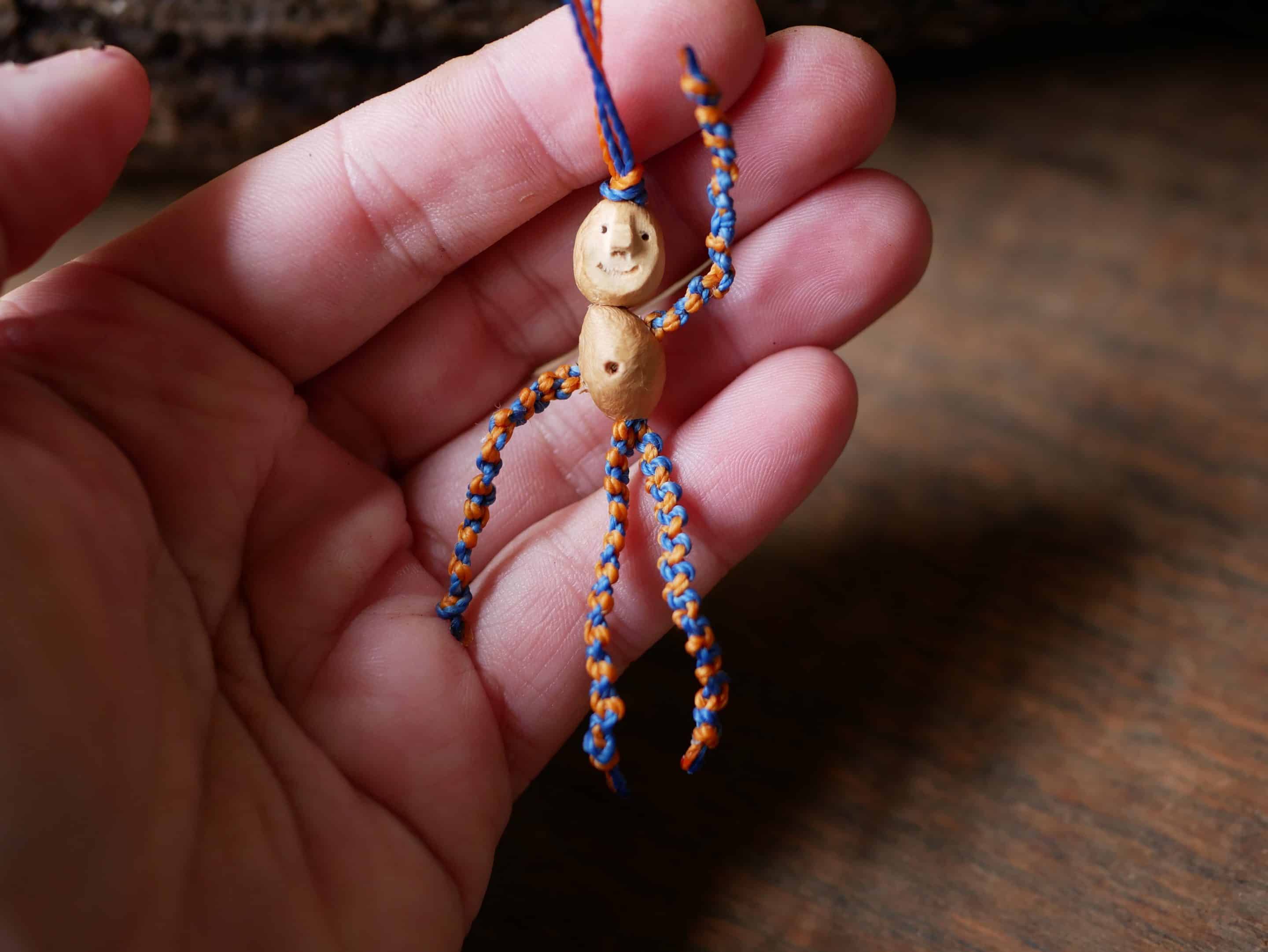 Schutzwichtel aus Baumperlen und Makramee