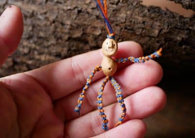 Schutzwichtel aus Baumperlen und Makramee