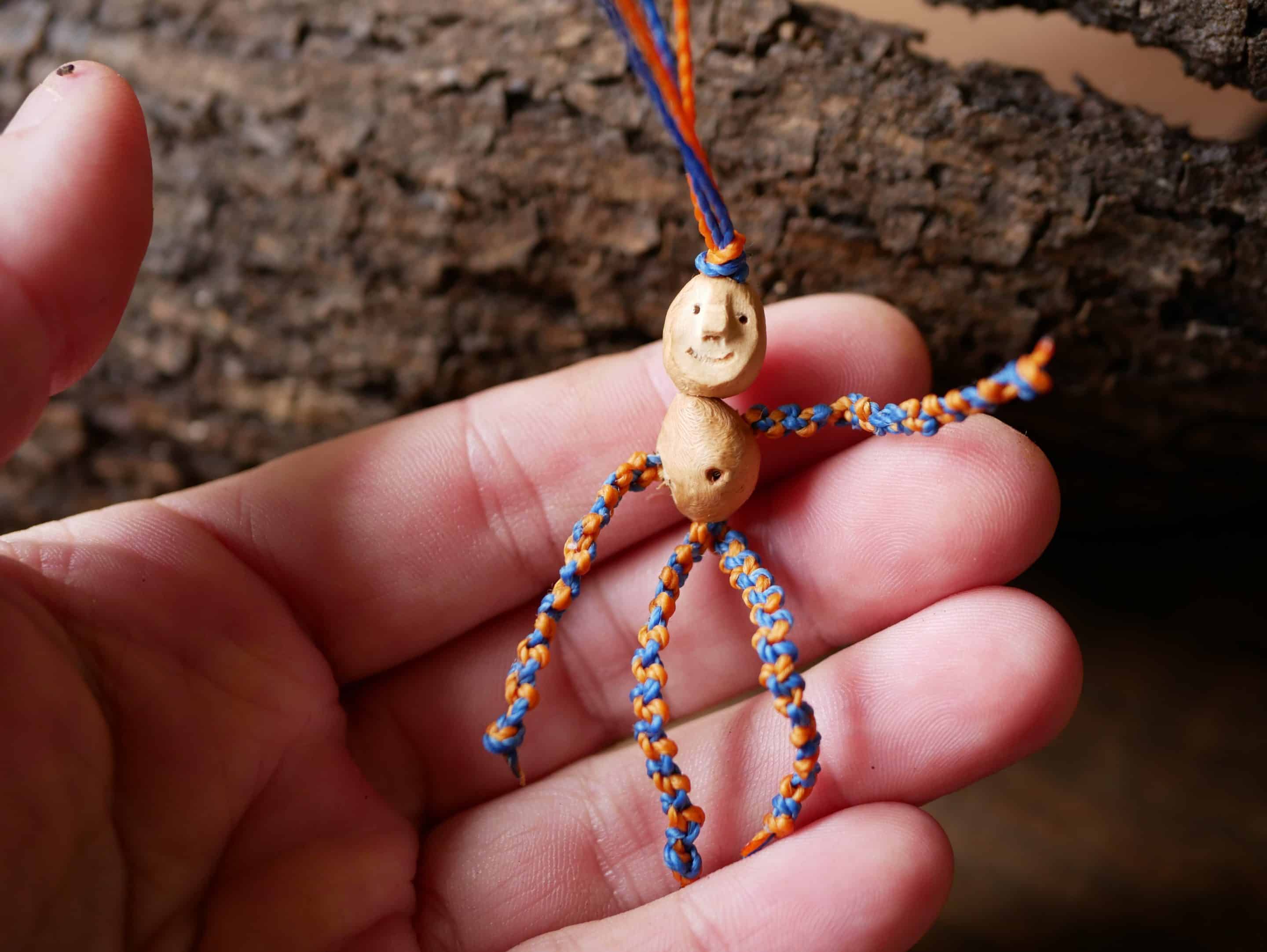 Schutzwichtel aus Baumperlen und Makramee