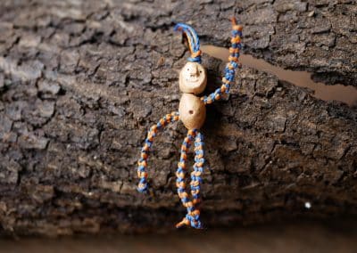 Schutzwichtel aus Baumperlen und Makramee