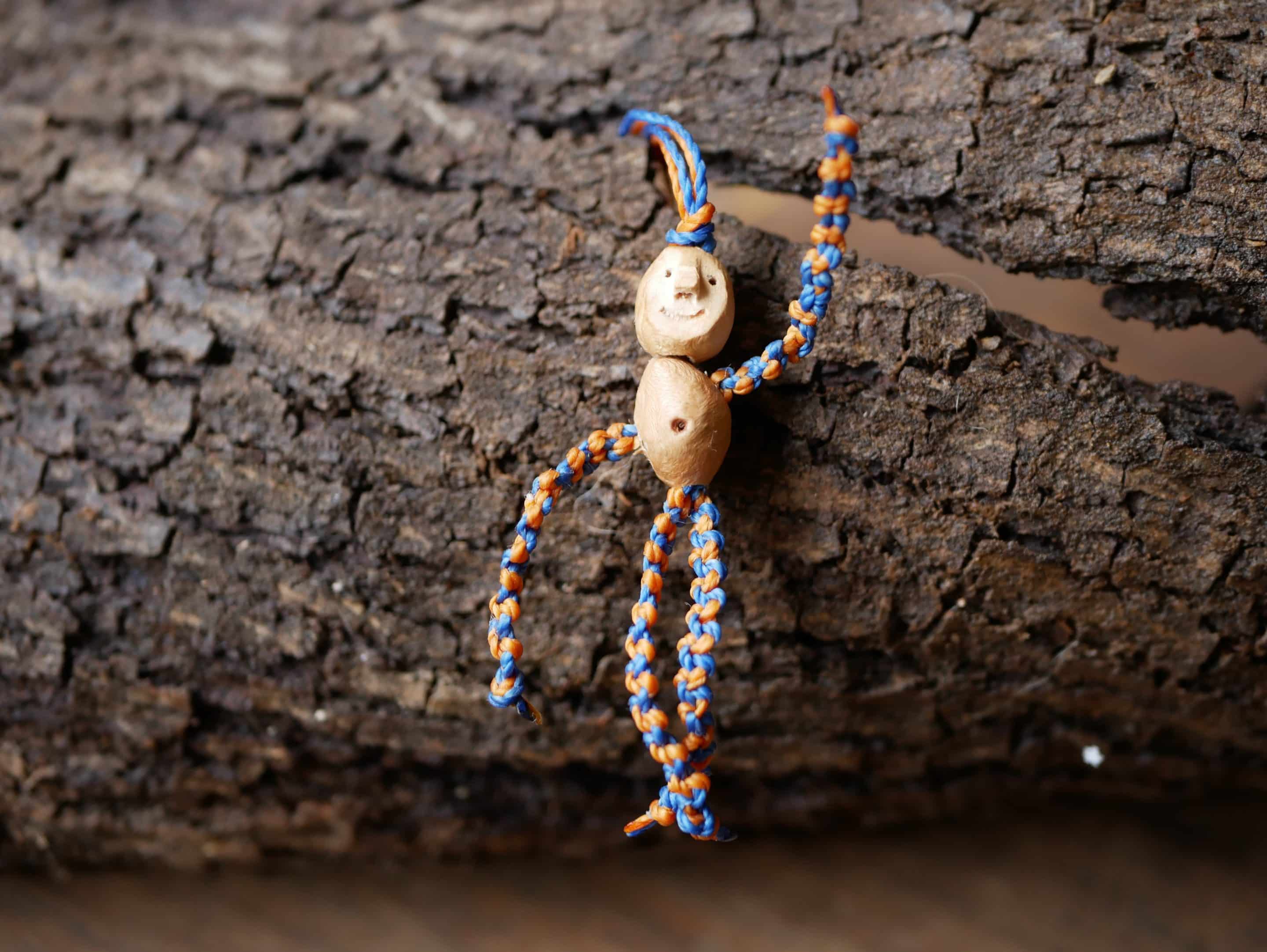 Schutzwichtel aus Baumperlen und Makramee