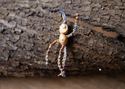 Schutzwichtel aus Baumperlen und Makramee