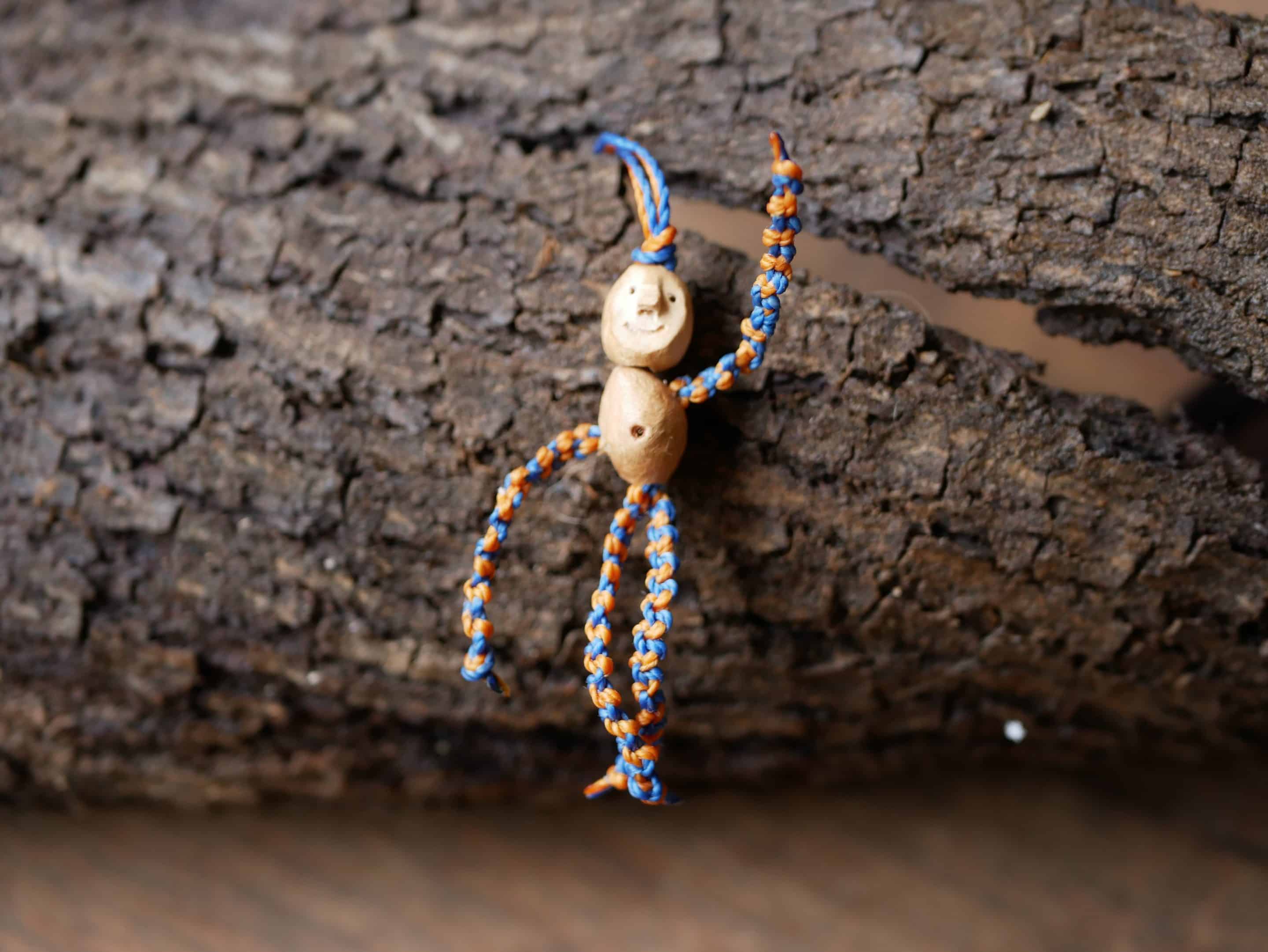 Schutzwichtel aus Baumperlen und Makramee