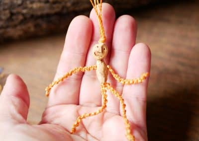 Schutzwichtel aus Baumperlen und Makramee