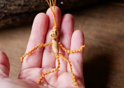 Schutzwichtel aus Baumperlen und Makramee