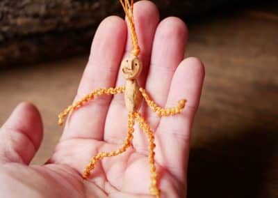 Schutzwichtel aus Baumperlen und Makramee