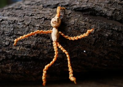 Schutzwichtel aus Baumperlen und Makramee