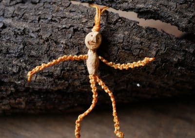 Schutzwichtel aus Baumperlen und Makramee