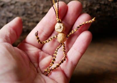 Schutzwichtel aus Baumperlen und Makramee