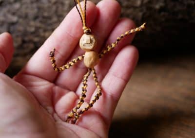 Schutzwichtel aus Baumperlen und Makramee