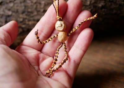 Schutzwichtel aus Baumperlen und Makramee