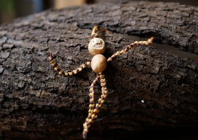 Schutzwichtel aus Baumperlen und Makramee