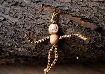 Schutzwichtel aus Baumperlen und Makramee