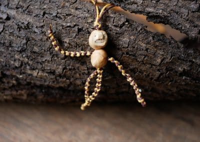 Schutzwichtel aus Baumperlen und Makramee