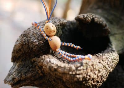 Schutzwichtel aus Baumperlen und Makramee