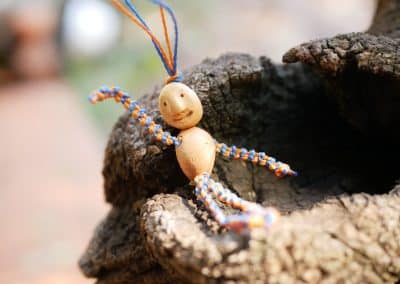 Schutzwichtel aus Baumperlen und Makramee