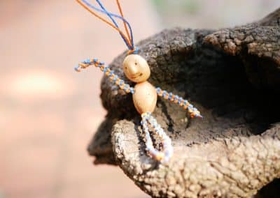 Schutzwichtel aus Baumperlen und Makramee