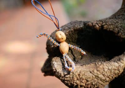 Schutzwichtel aus Baumperlen und Makramee