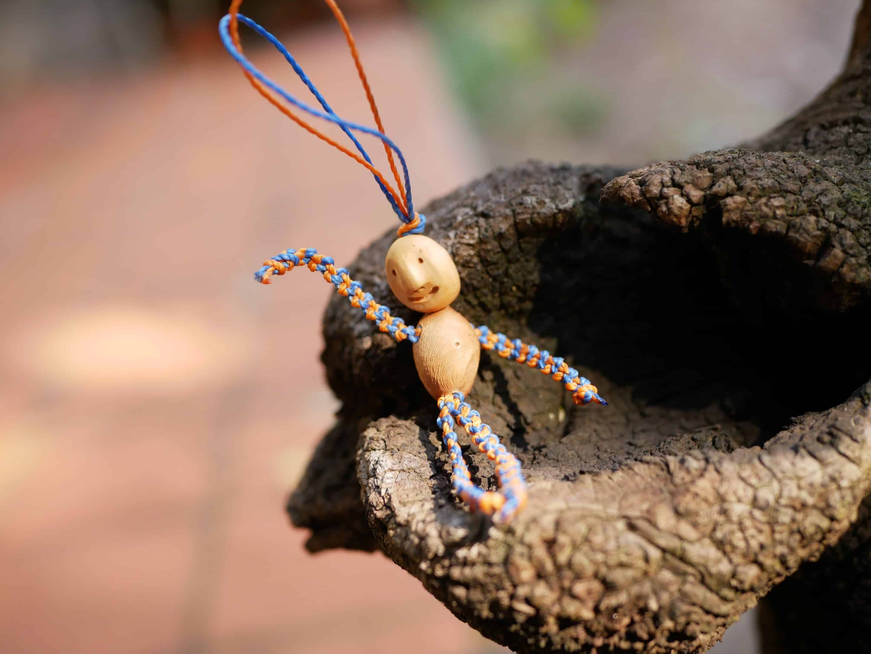 Schutzwichtel aus Baumperlen und Makramee