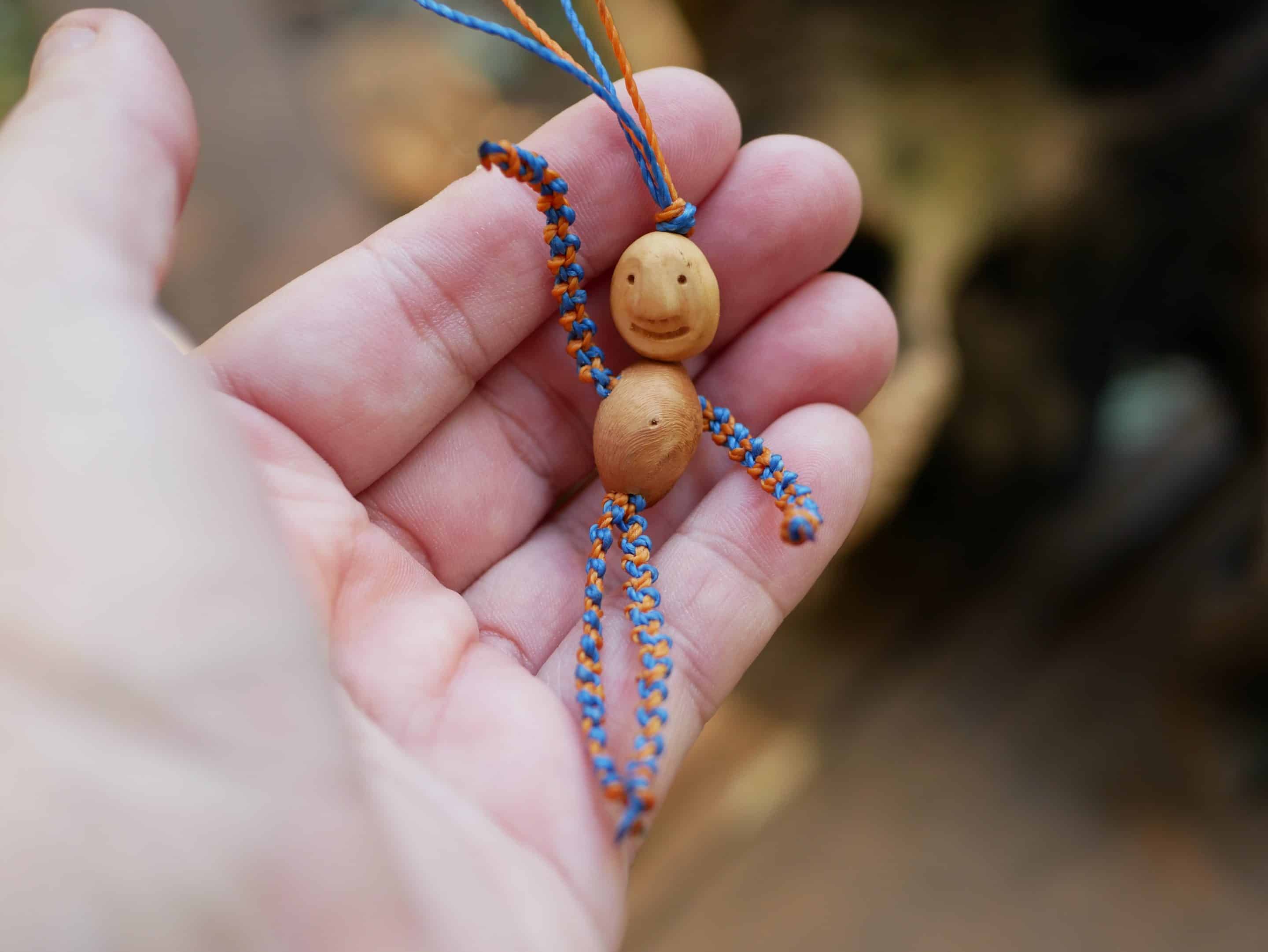 Schutzwichtel aus Baumperlen und Makramee