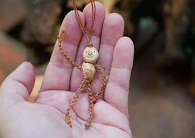 Schutzwichtel aus Baumperlen und Makramee