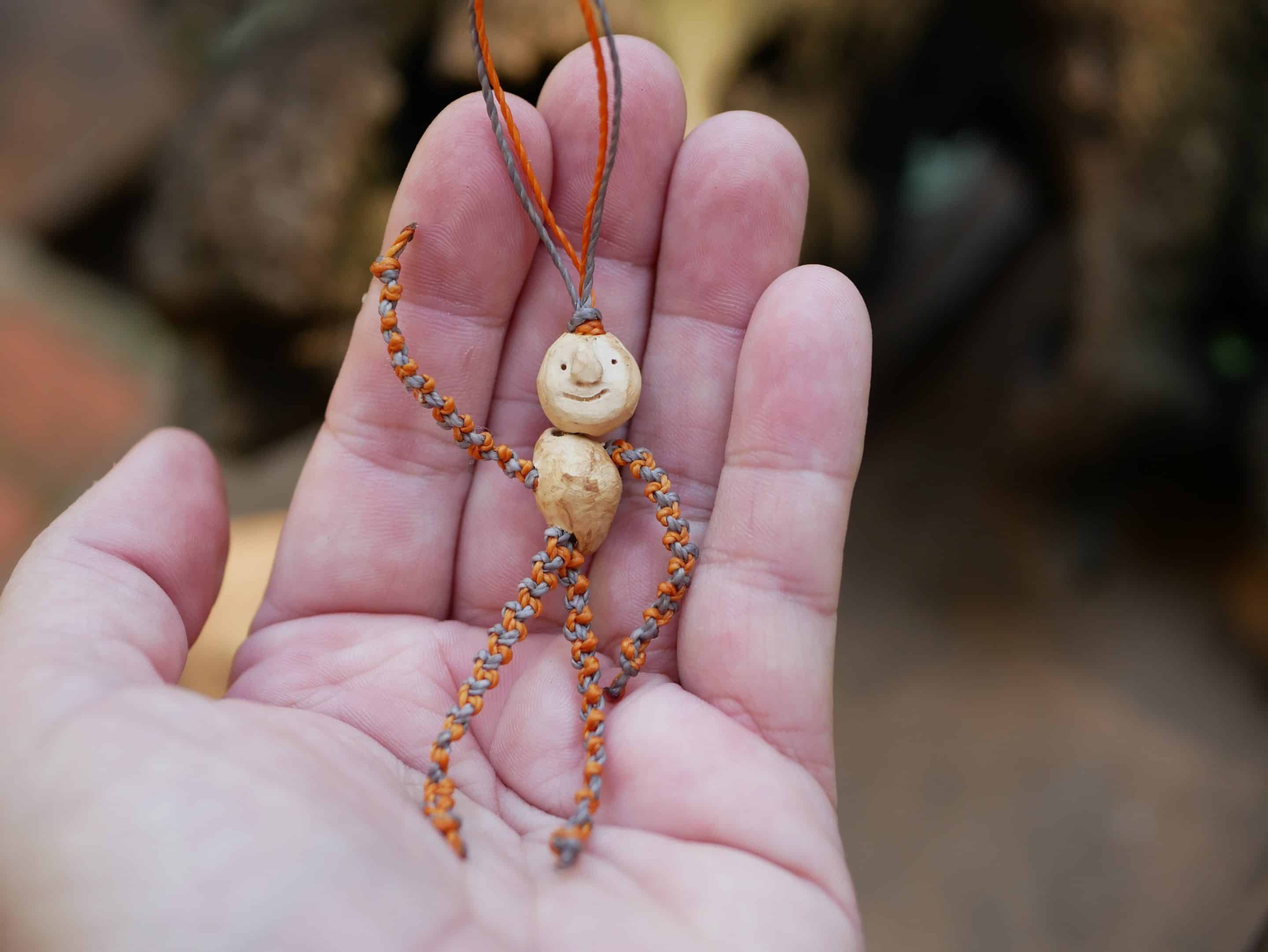 Schutzwichtel aus Baumperlen und Makramee