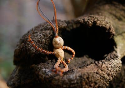 Schutzwichtel aus Baumperlen und Makramee