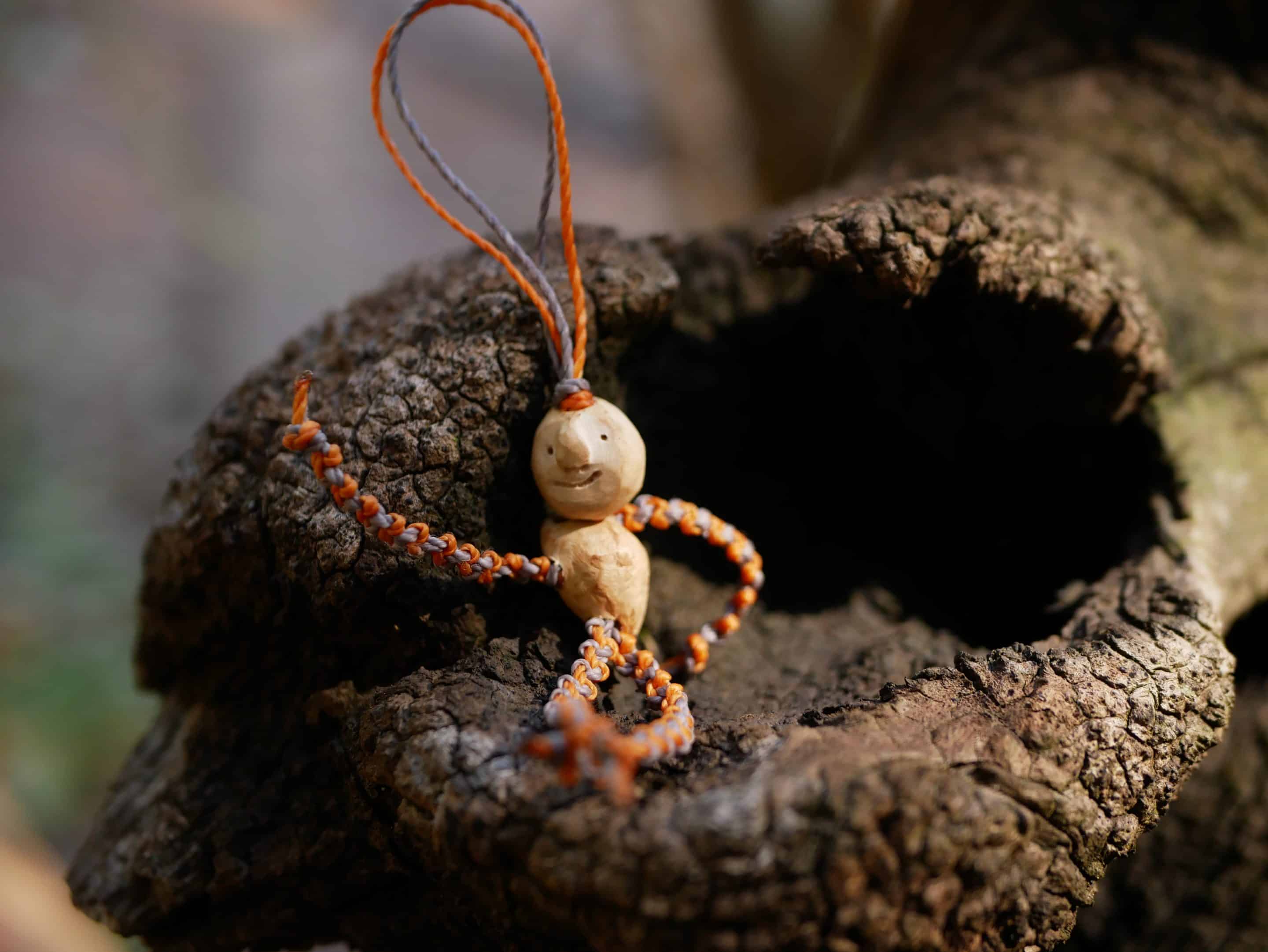 Schutzwichtel aus Baumperlen und Makramee