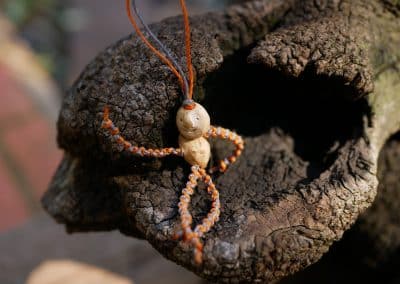 Schutzwichtel aus Baumperlen und Makramee