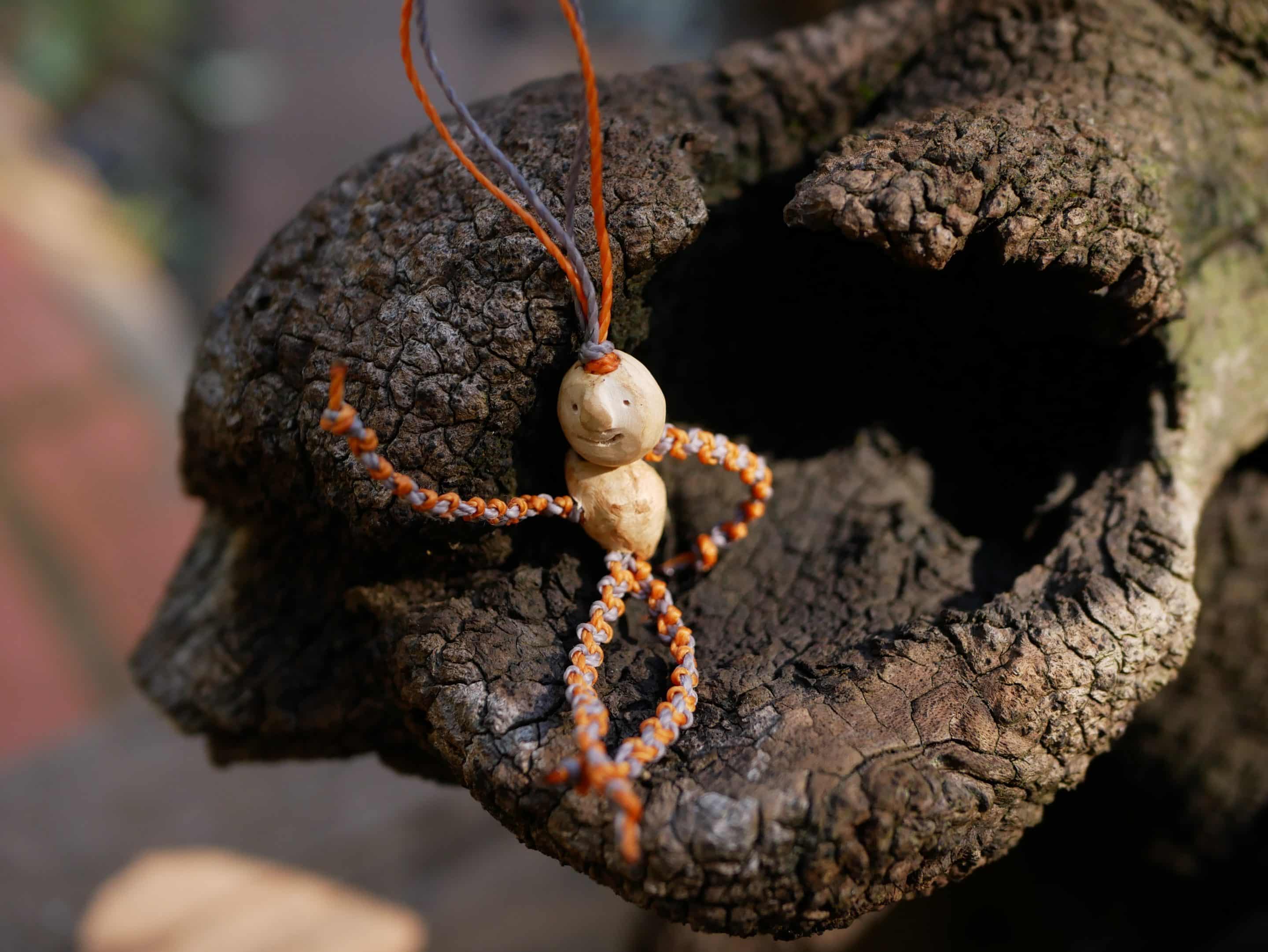 Schutzwichtel aus Baumperlen und Makramee
