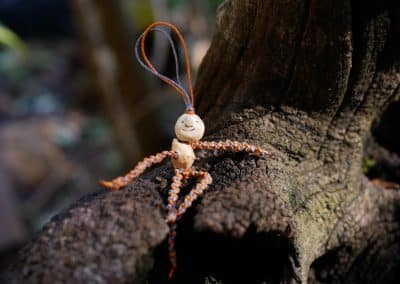 Schutzwichtel aus Baumperlen und Makramee