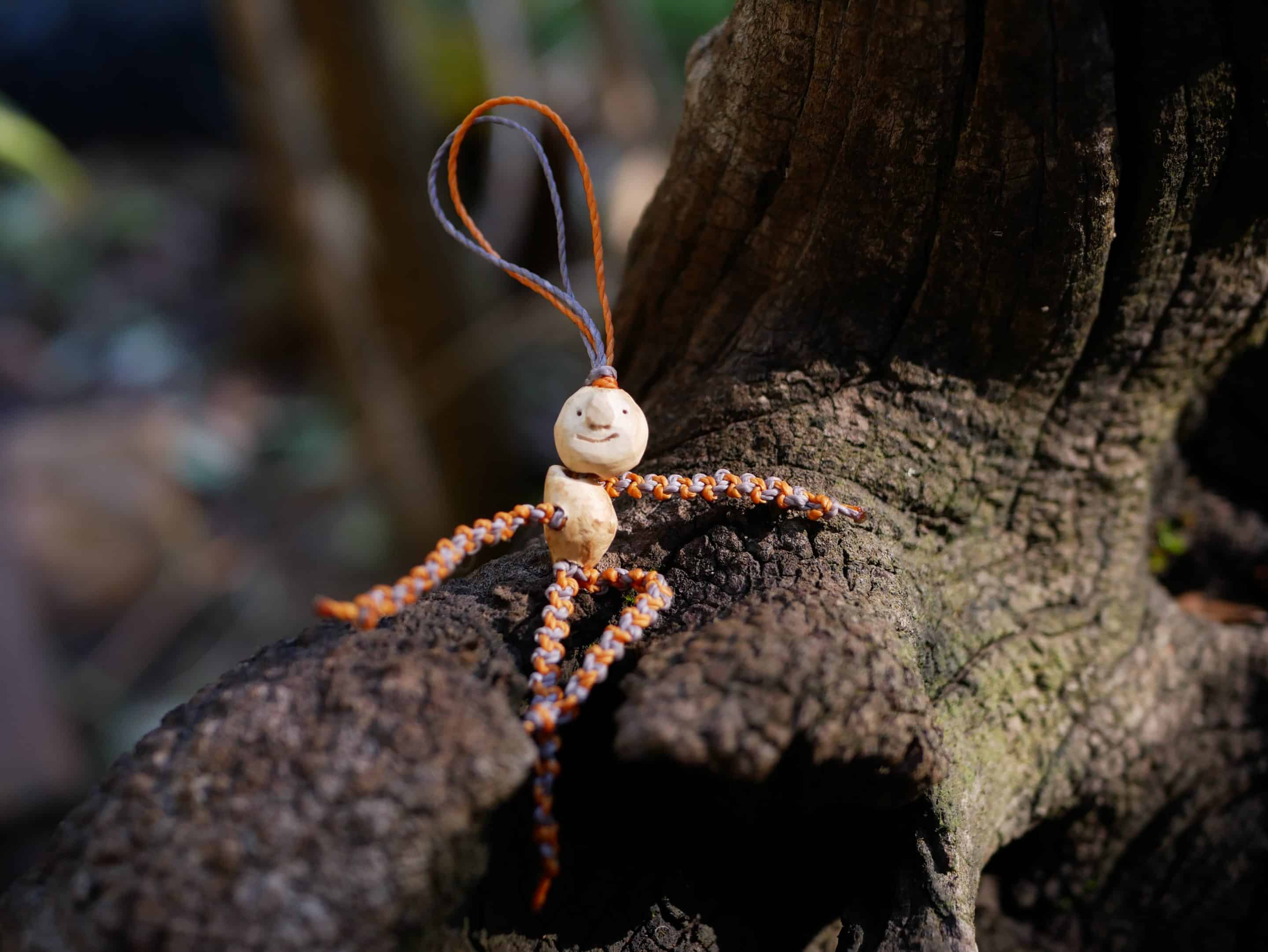 Schutzwichtel aus Baumperlen und Makramee