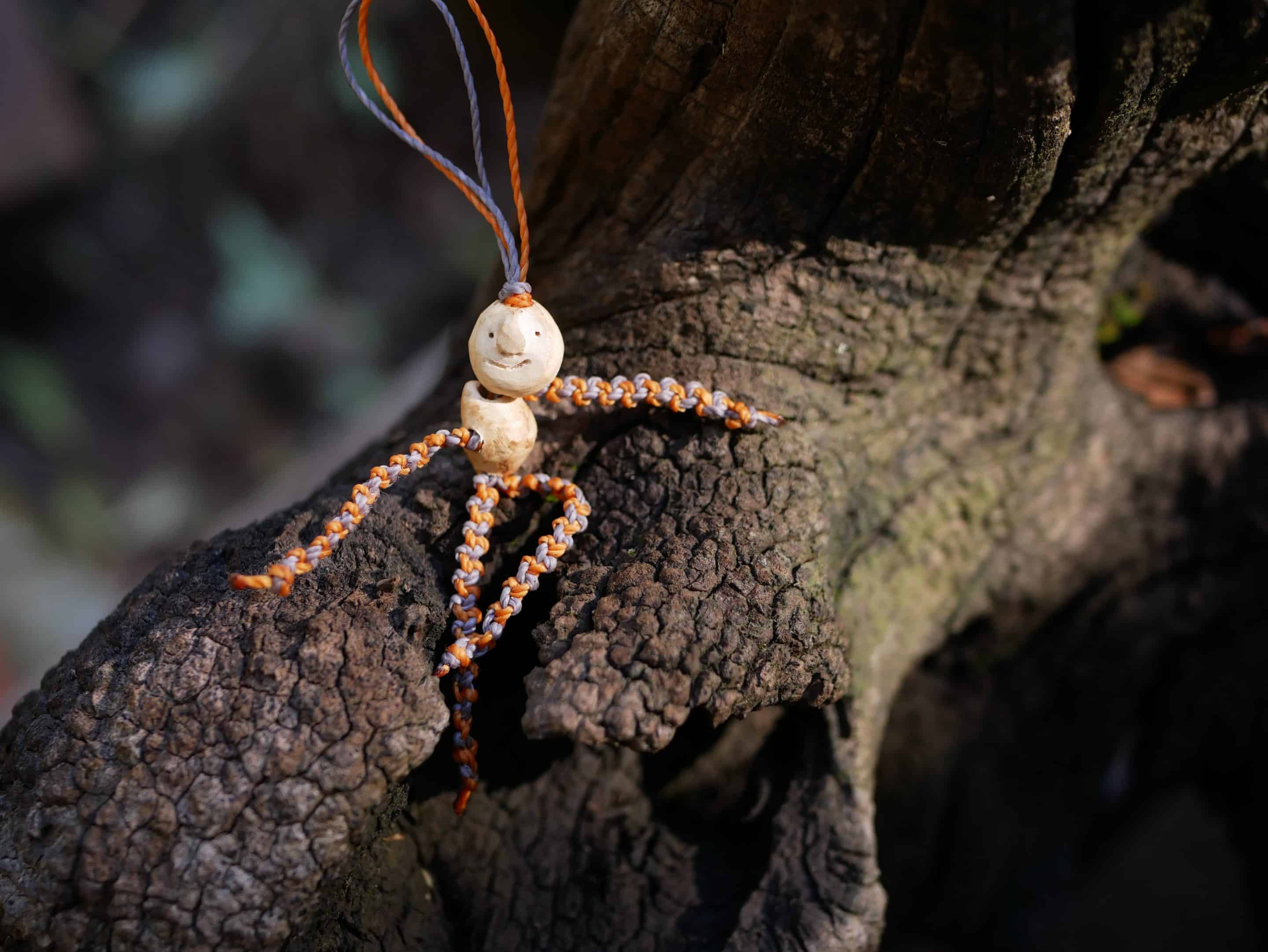 Schutzwichtel aus Baumperlen und Makramee