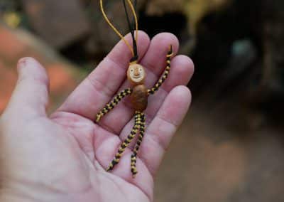 Schutzwichtel aus Baumperlen und Makramee