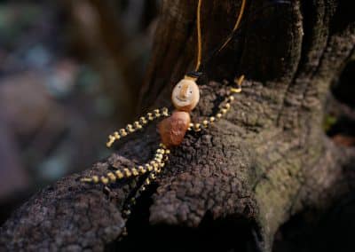 Schutzwichtel aus Baumperlen und Makramee