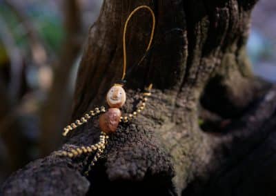 Schutzwichtel aus Baumperlen und Makramee