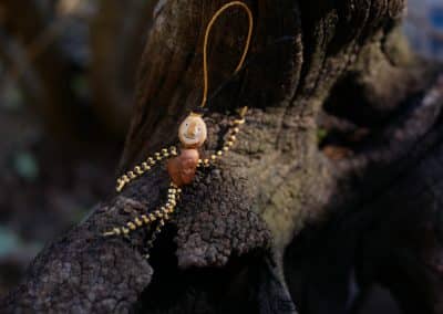 Schutzwichtel aus Baumperlen und Makramee